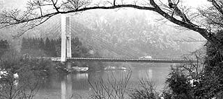 大野ダム湖に架かる斜長橋